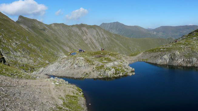 Bergsee mitten in Berglandschaft