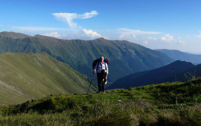 Christian vor Bergpanorama stehend