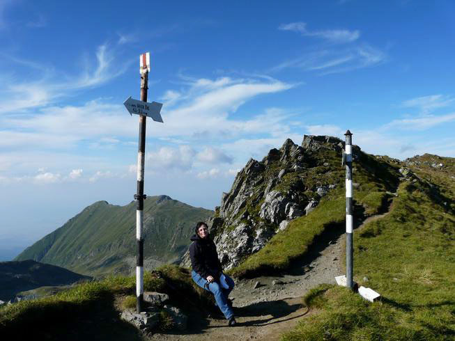 Codruta sitzt am Wegesrand