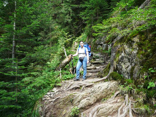 Codruta auf dem Wanderweg stehend