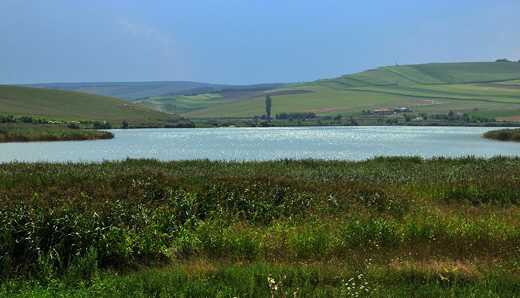großer See zwischen Hügeln