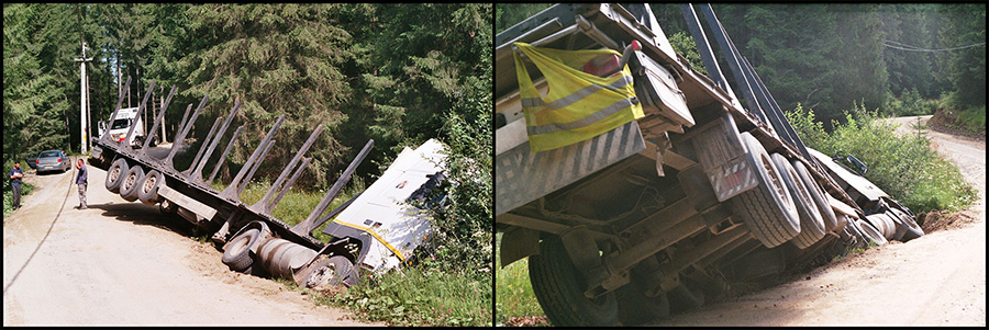 LKW liegt im Straßengraben