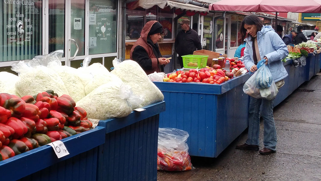 Marktstände mit Gemüse