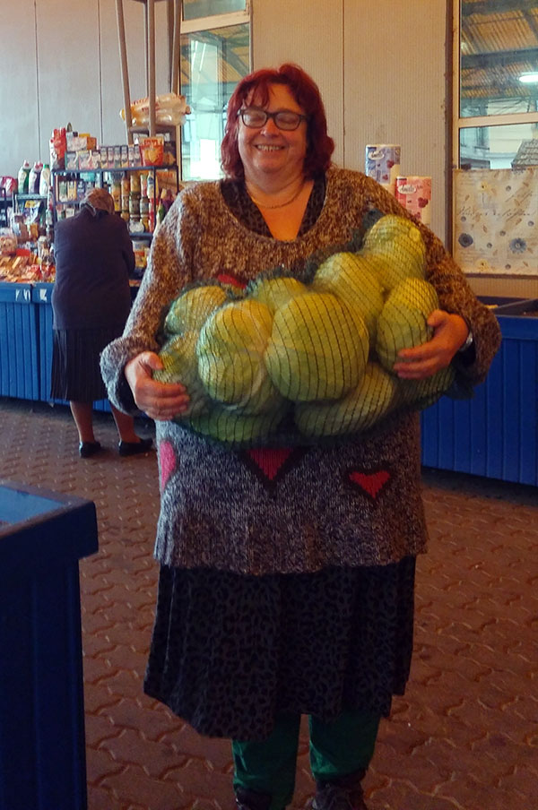 Gudrun mit einem Sack Kohlköpfe