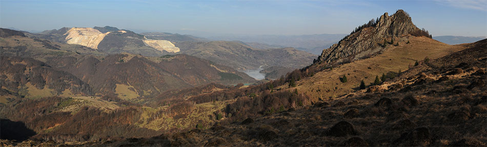 Panoramabild einer Berglandschaft mit Tagebaustellen