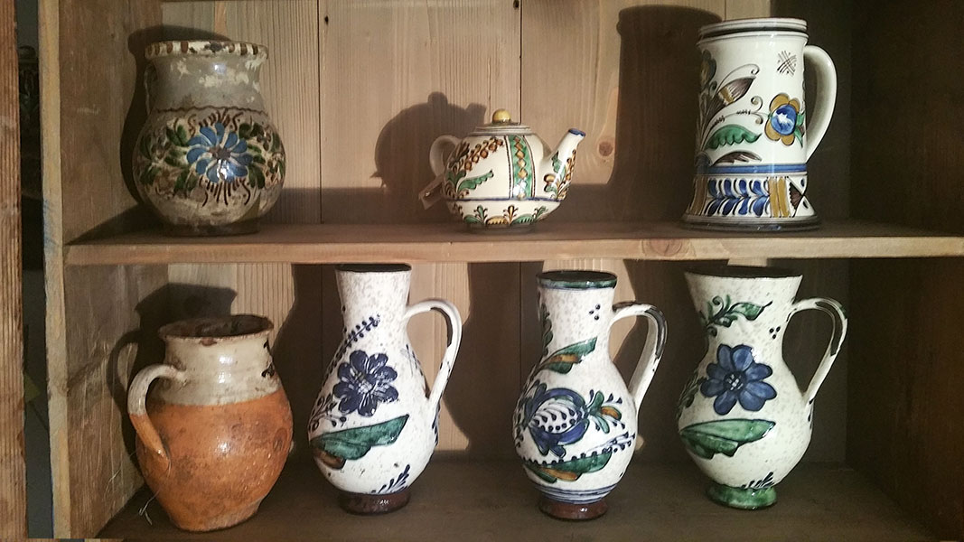 Regal mit verscheidener Keramik