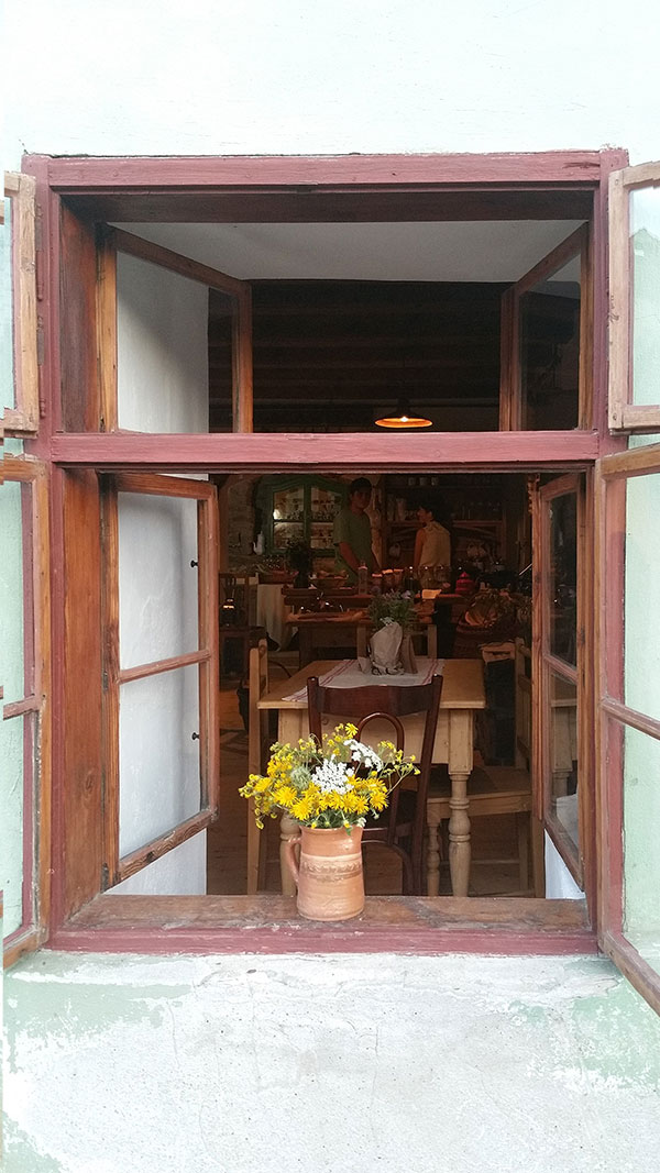 offenes Fenster mit einem Blumenstrauß