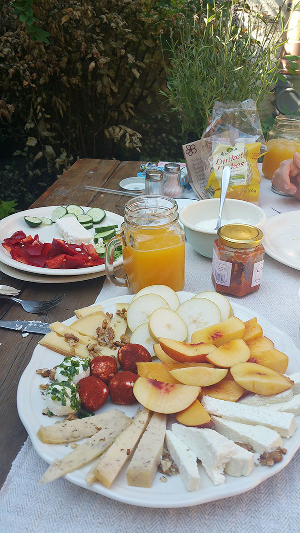 Gedeckter Tisch mit Obstteller