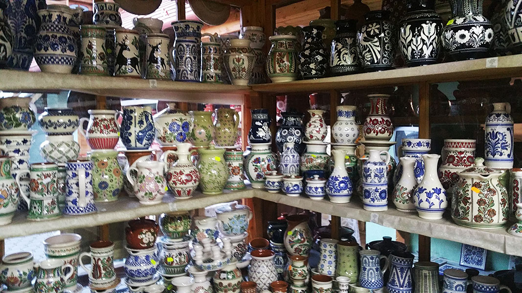 Regal mit verscheidener Keramik