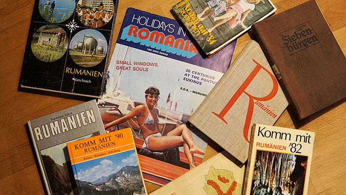 antike DDR-Bücher über Rumänien auf einem Tisch liegend