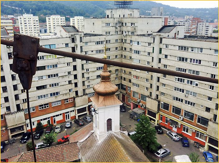 Blick von Förderbrücke auf Hochhäußern mitten in der Stadt