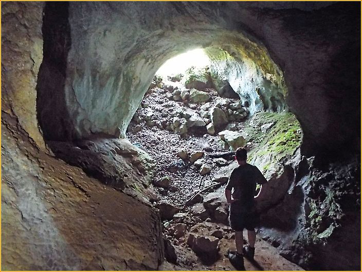 Hans steht in einer Höhle