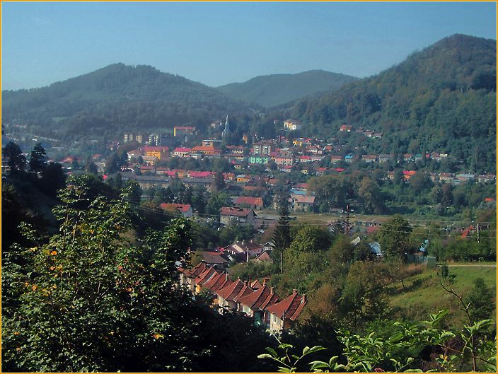 Stadt Anina umringt von bewaldeten Berghügeln