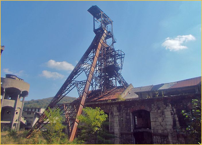 verrosteter Förderturm einer stillgelegten Mine