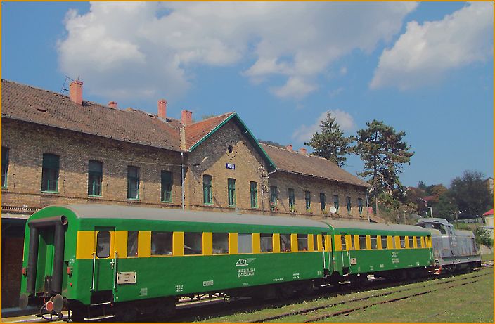 Personenzug mit zwei Waggons steht im Bahnhof