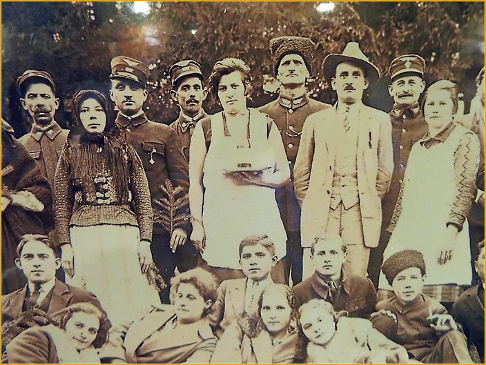 historisches Foto einer Menschengruppe