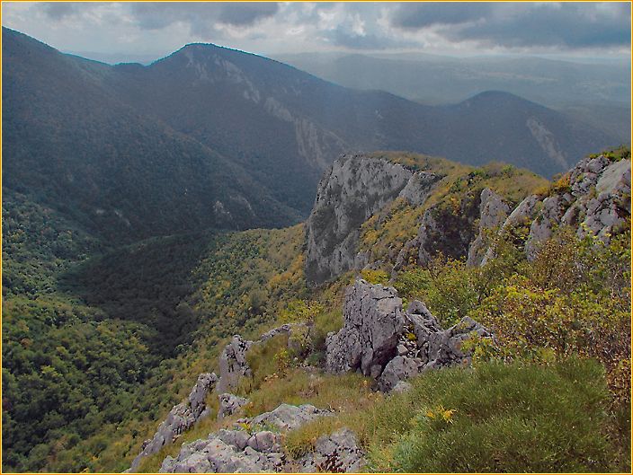 bewaldetet Karstlandschaft mit Flusstal