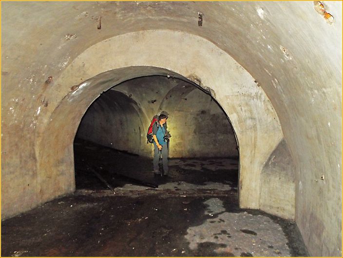 Hans steht in einem Felskeller