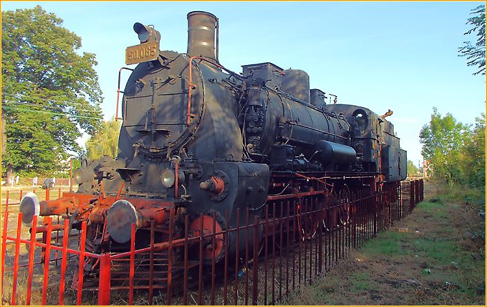 eingezäunte Dampflok als Museumslok