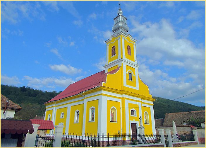 gelbe Kirche mit rotem Dach