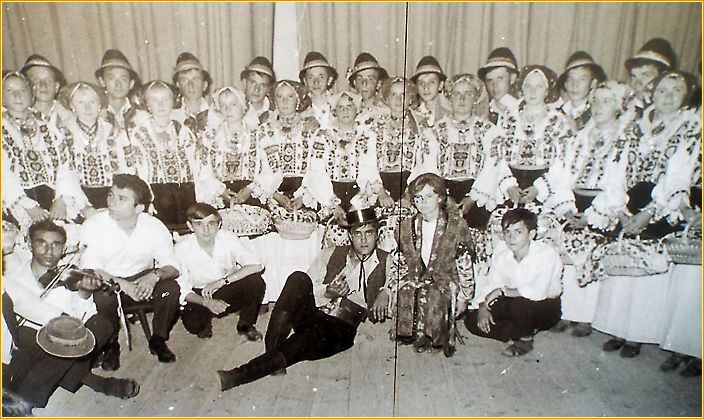 historisches Foto einer Musikgruppe mit einem Chor in Trachten