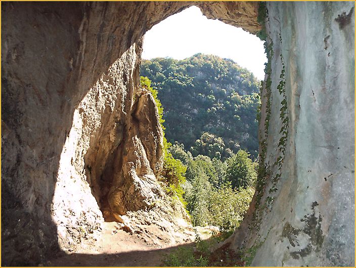 Blick durch ein Felsportal