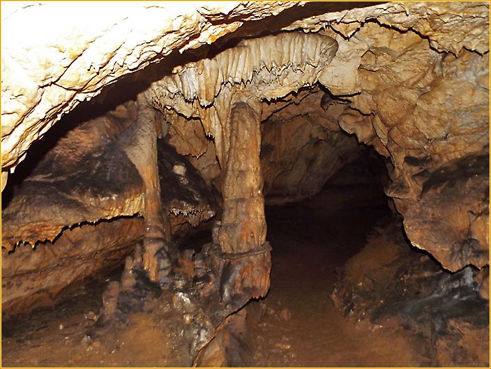 Höhlengang mit zusammengewachsenen Stalgniten