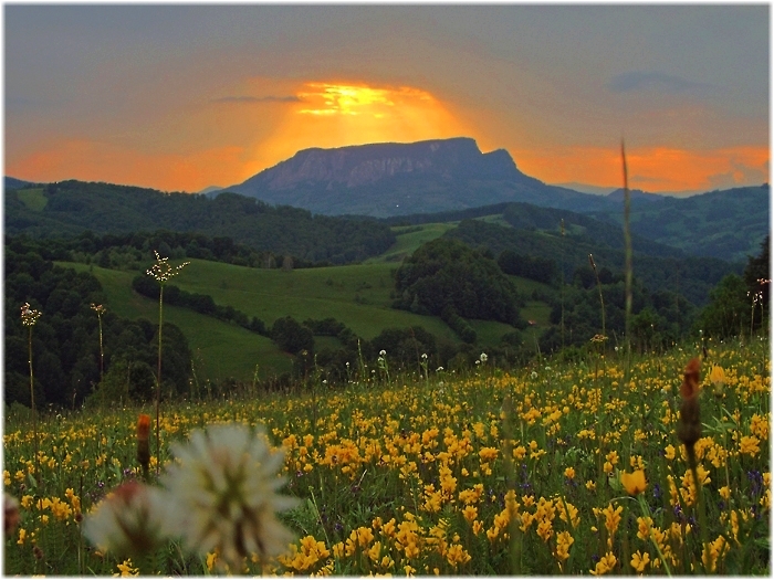 Bergmassiv im Sonnenuntergang im Abendlicht