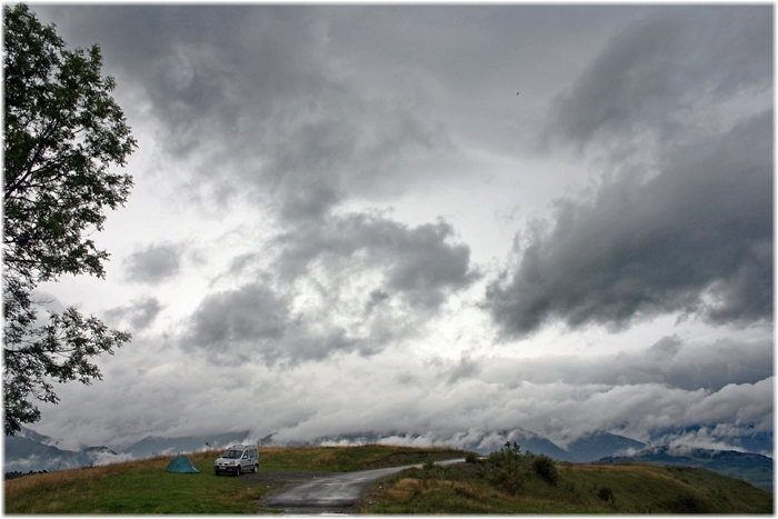 wolkenverhangener Zeltplatz