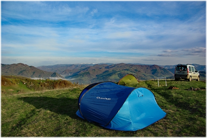 zwei Zelte vor Berglandschaft