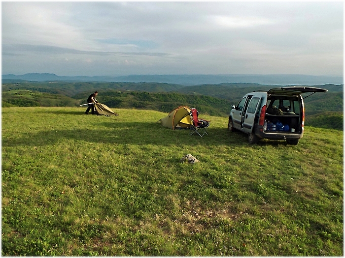 Zeltaufbau auf einer Wiese mit Weitblick