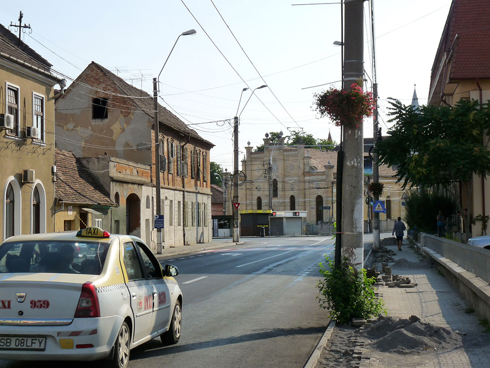 Straße mit Synagoge