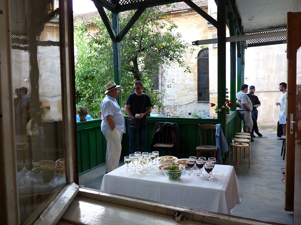 Tisch mit weingläsern im Hinterhof der Synagoge