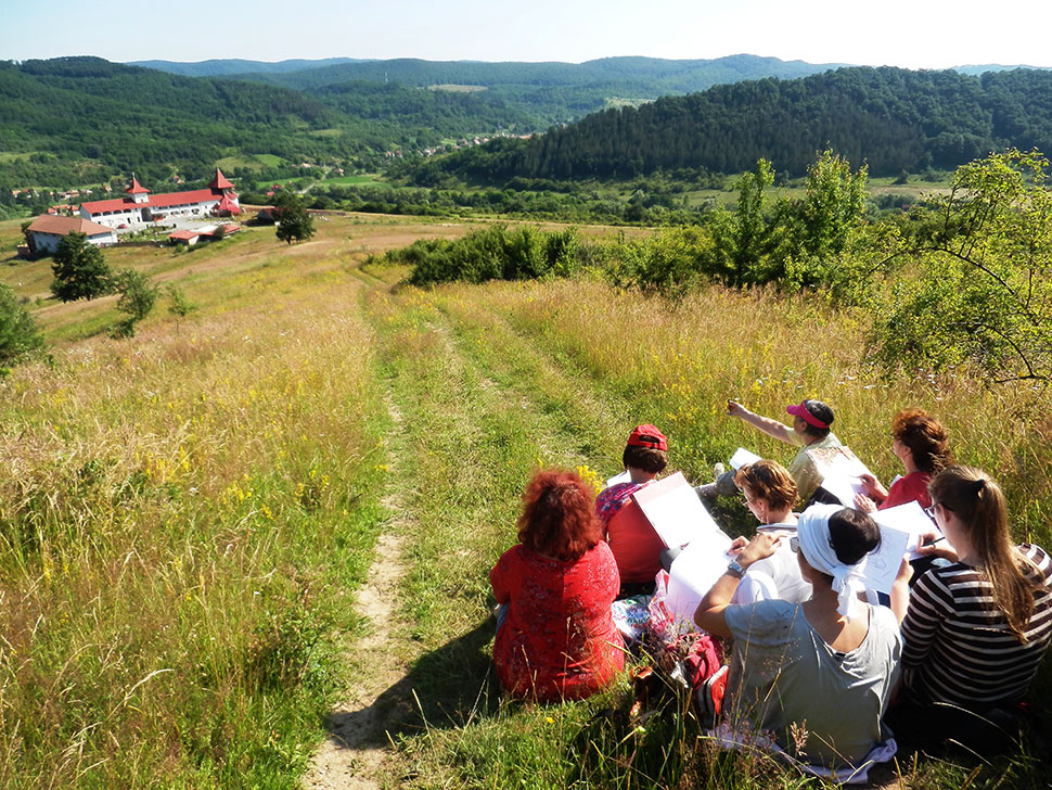 Menschen auf einer Bergwiese sitzend