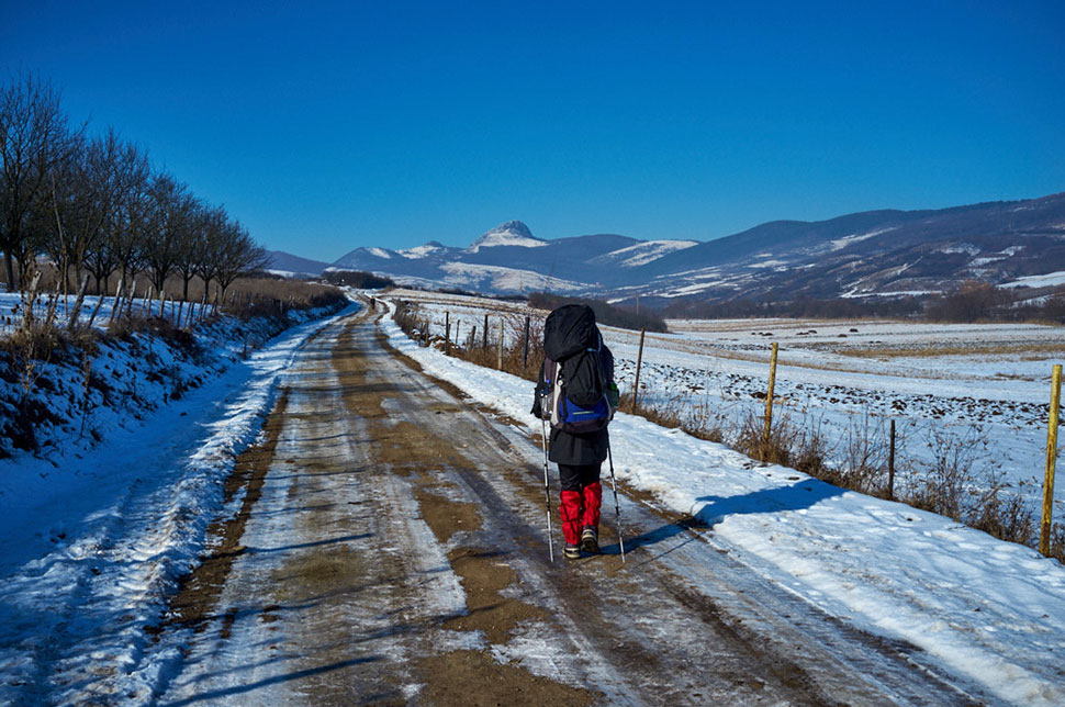 Wanderung ins verschneite Gebirge