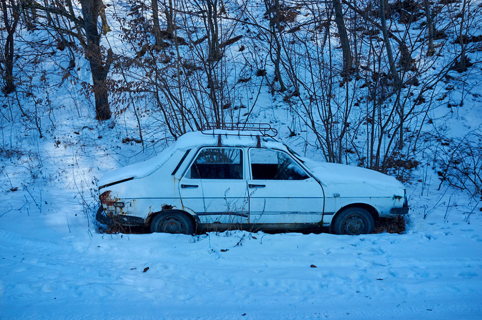 alter Dacia im Schnee