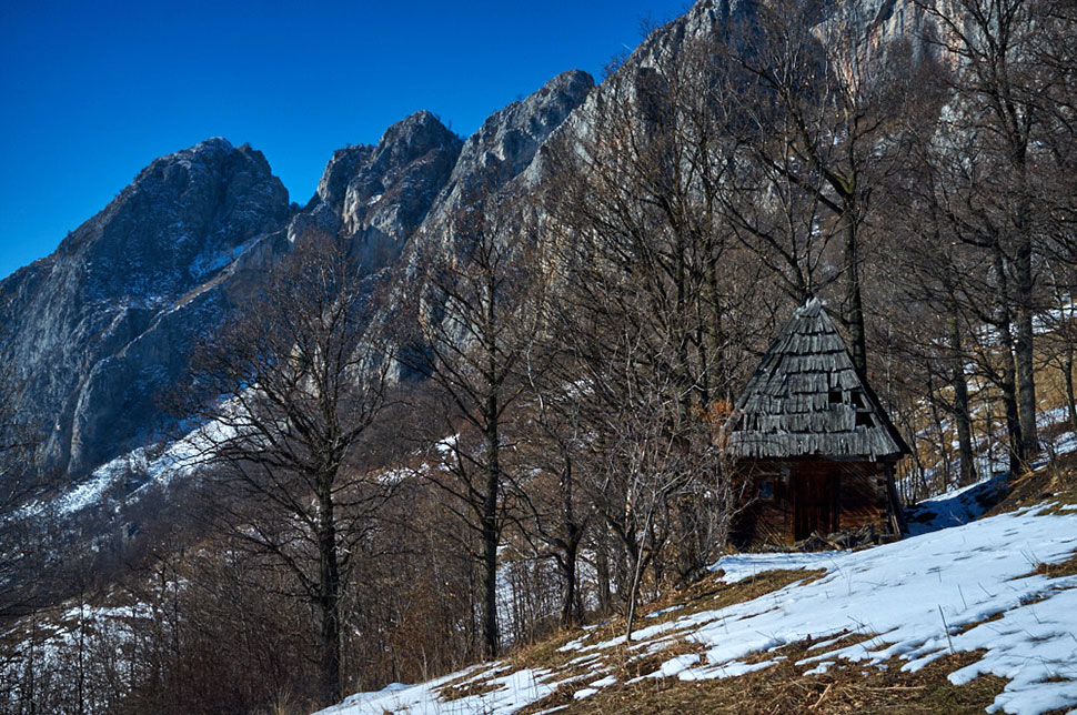 Holzhütte am Berg