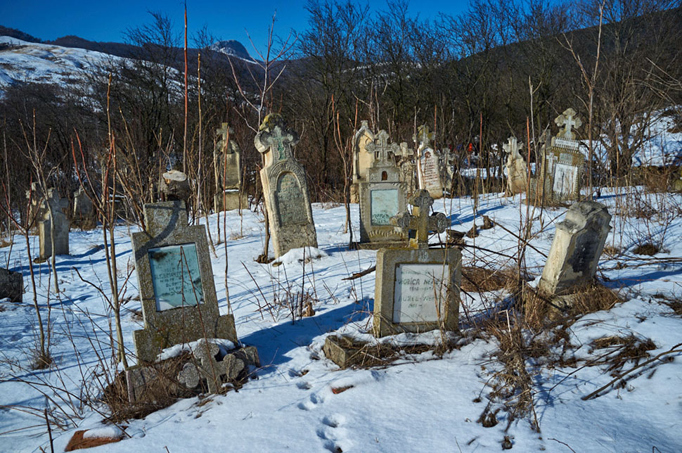 Grabsteine auf altem Friedhof
