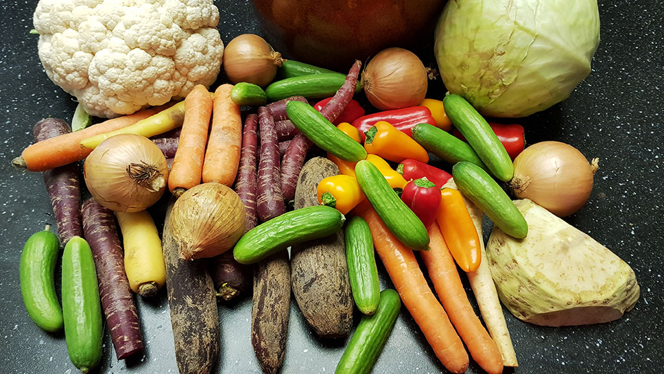 verschiedene Gemüse liegen auf dem Tisch