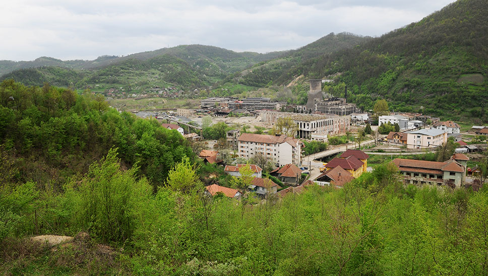 Blick von einem umligenden Berg ins Tal auf das Betriebsgelände