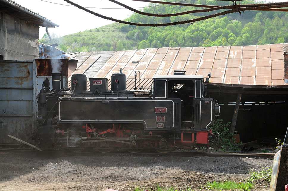 Unter Dampf stehende Lokomotive vor dem Lokschupppen