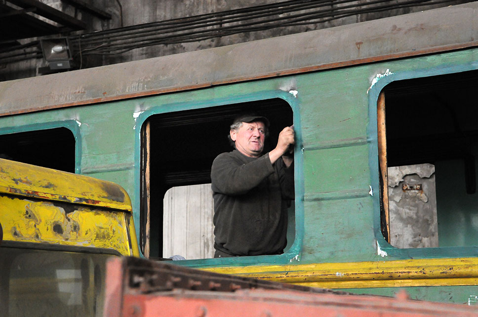 Ein Mann arbeitet am Fenster eines alten Waggons