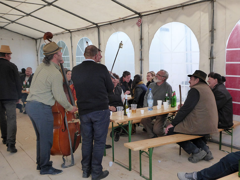 Musiker spielen im Speisezelt