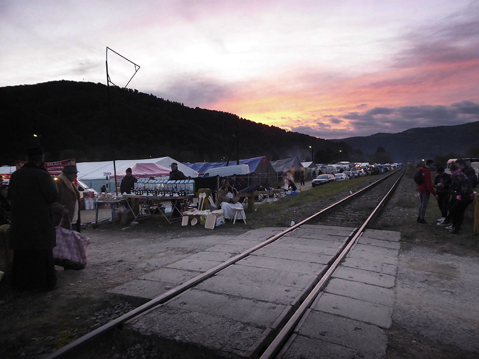 Marktstände neben einem Eisenbahngleis