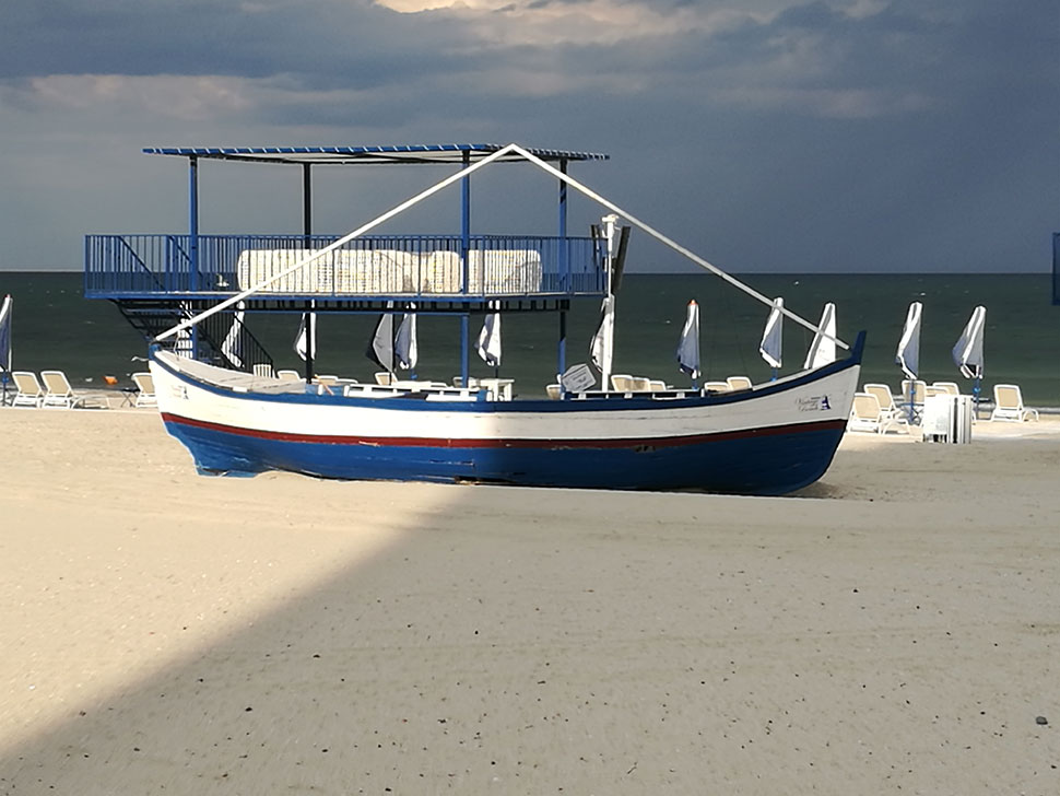 
         Schiff liegt am Strand