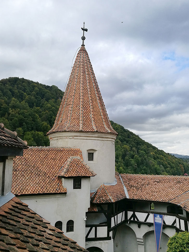 Innenhof des Schlosses mit überdachtem Rundgang