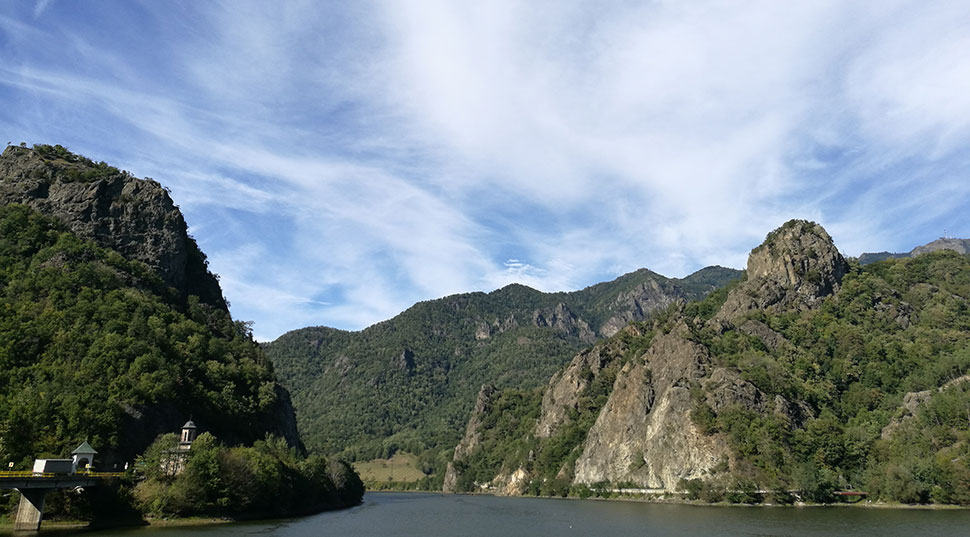 Donau fließt durch eine bewaldete Schlucht