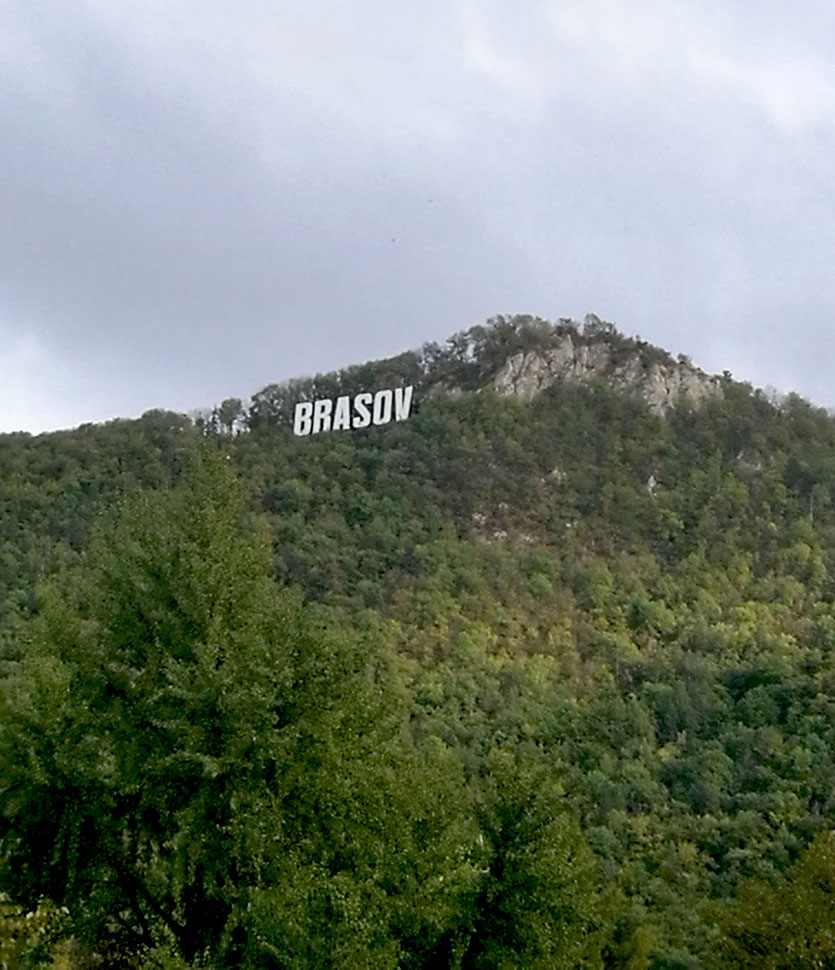 Berg mit großem Schriftzug Brasov in weißen Buchstaben