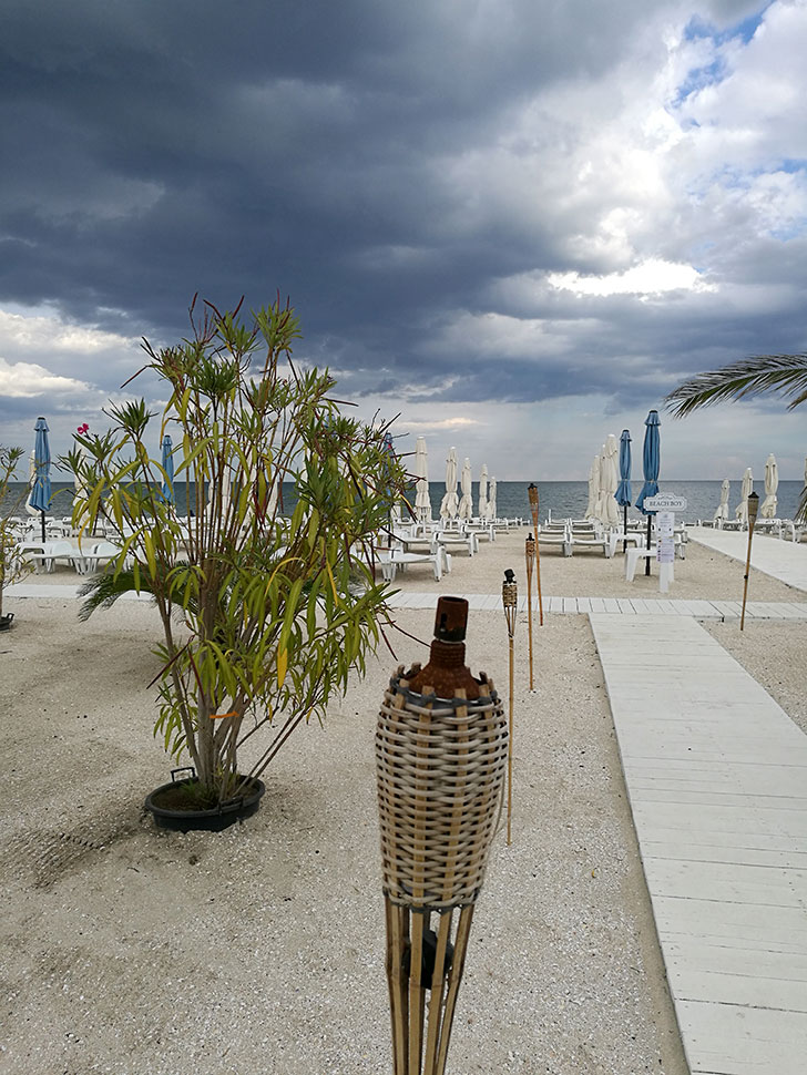 
         Strand am schwarzen Meer mit Holzbohlen und vielen leeren Liegen