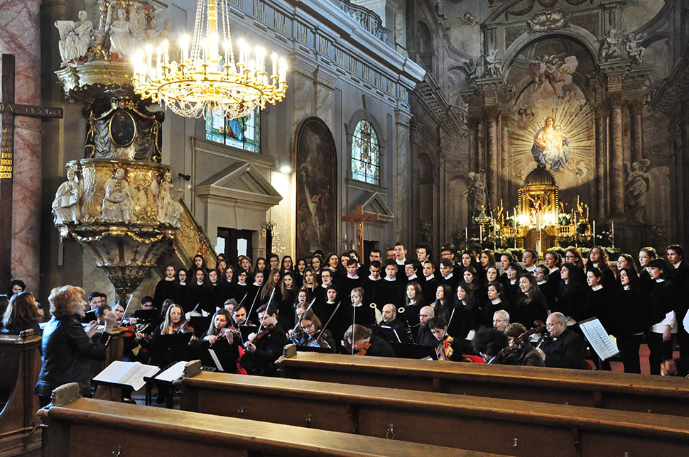 Generalprobein einer schön verzierten Kirche